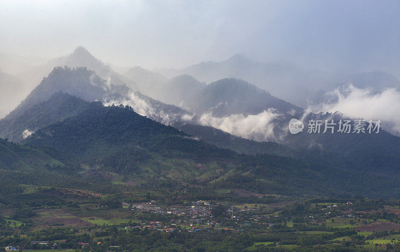 美丽的早晨日出的风景山在Pai, Mae Hong Son，泰国。